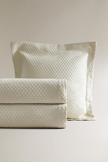 SENGETÆPPE DESIGNET MED POLKAPRIKKER - grøn fra Zara