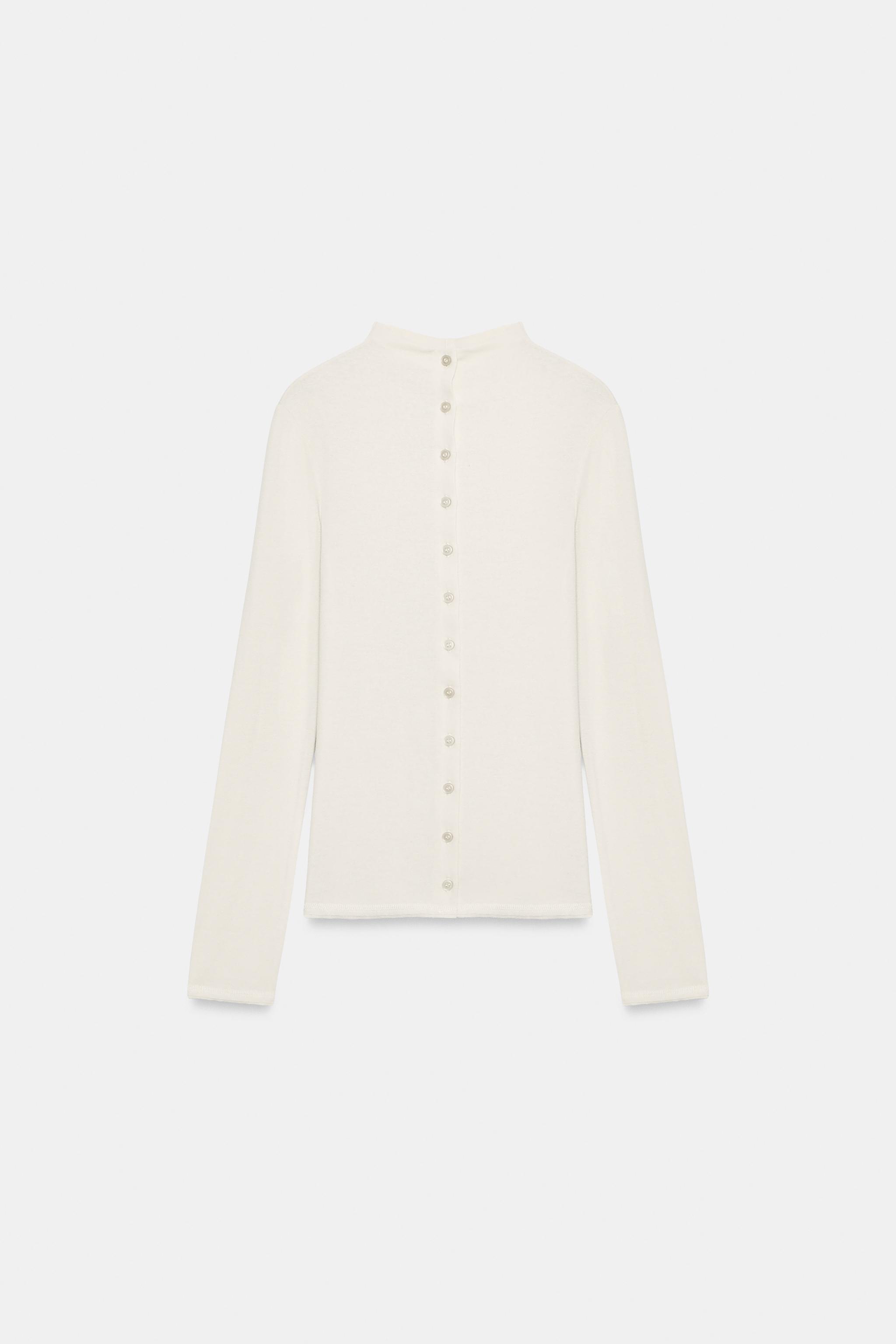 TOP BOUTONNÉ À COL ROULÉ