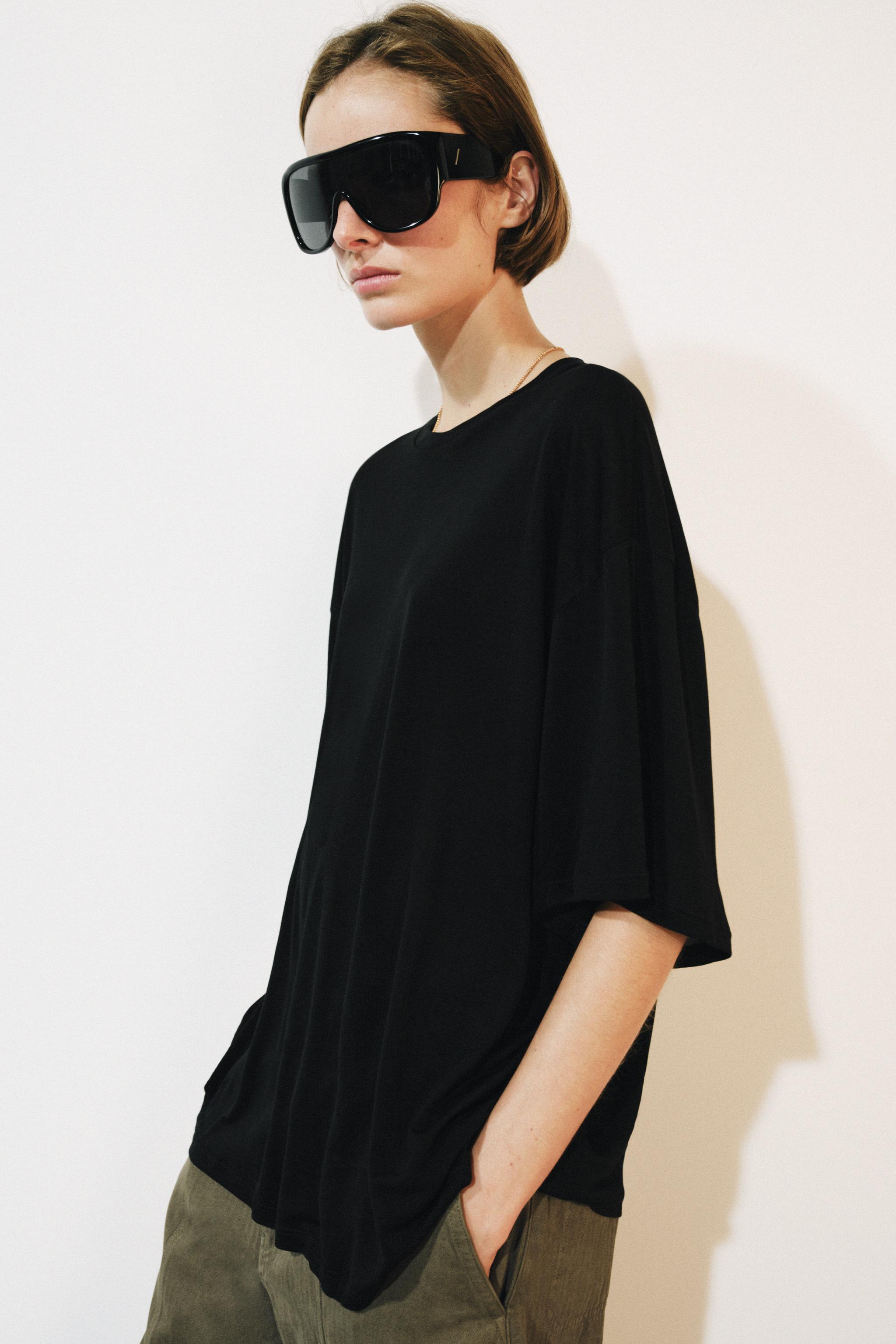 SHORT SLEEVE OVERSIZE T-SHIRT — Black