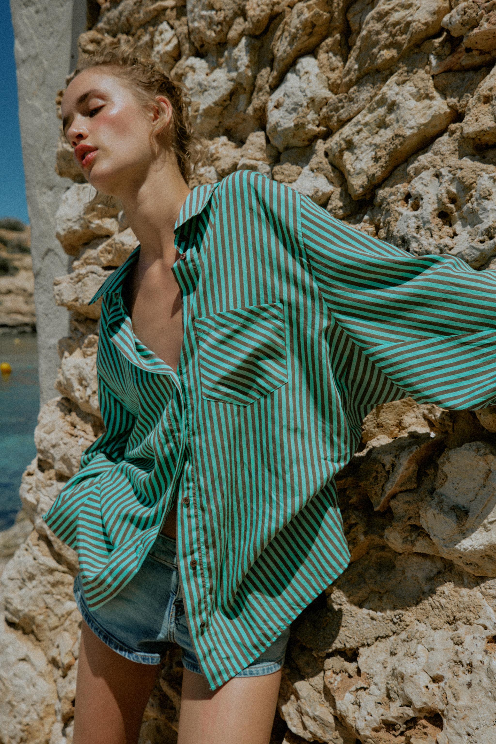 Женские рубашки Zara OVERSIZED STRIPED SHIRT — фото 7