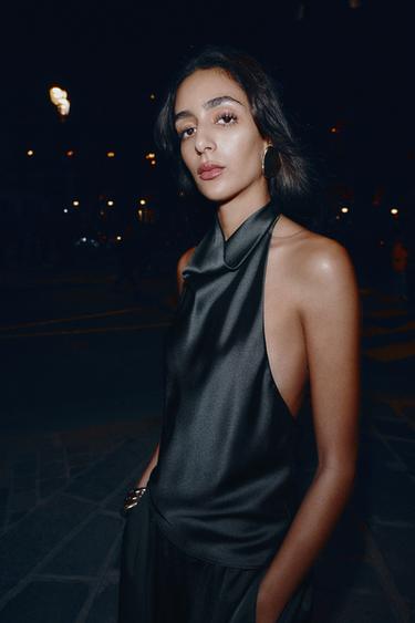 TOP HALTER بمظهر ساتاني - أسود الخاص بـ Zara