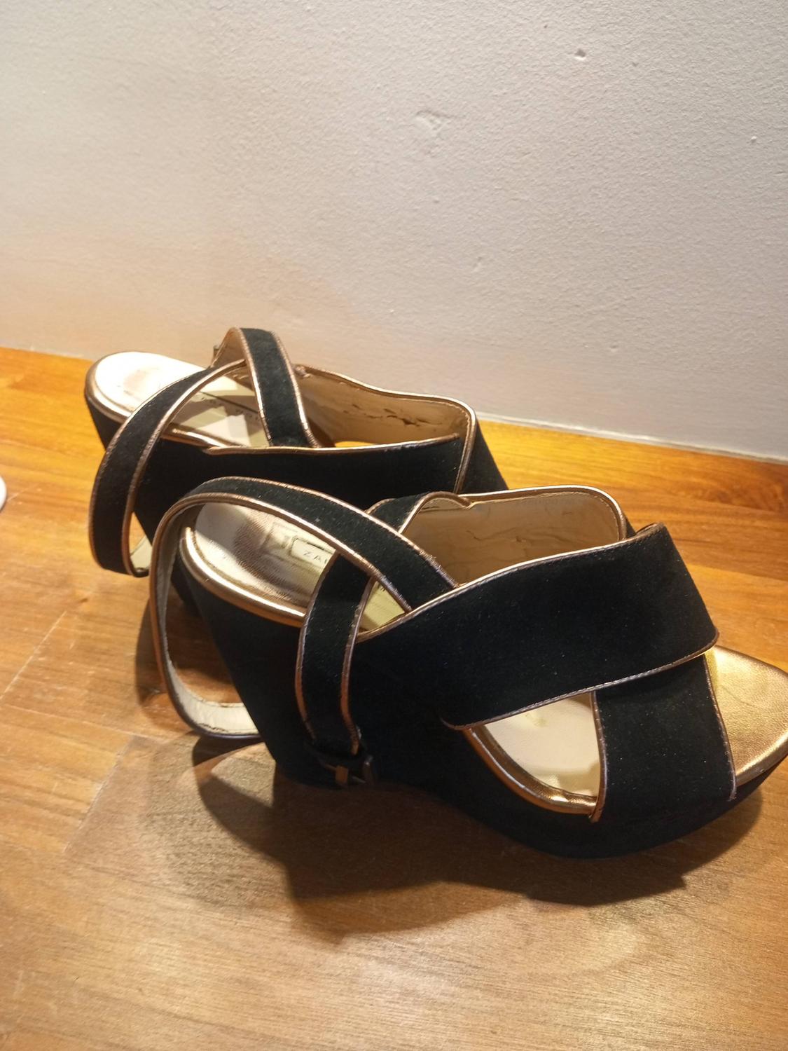 SANDALIAS PLATAFORMA NO PESAN NADA DETALLES DORADOS Y PULSERA TOBILLO - Image 4