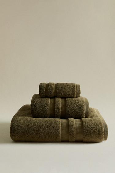 EXTRA SOFT DOUBLE BORDER BATH TOWEL - Dark khaki by Zara