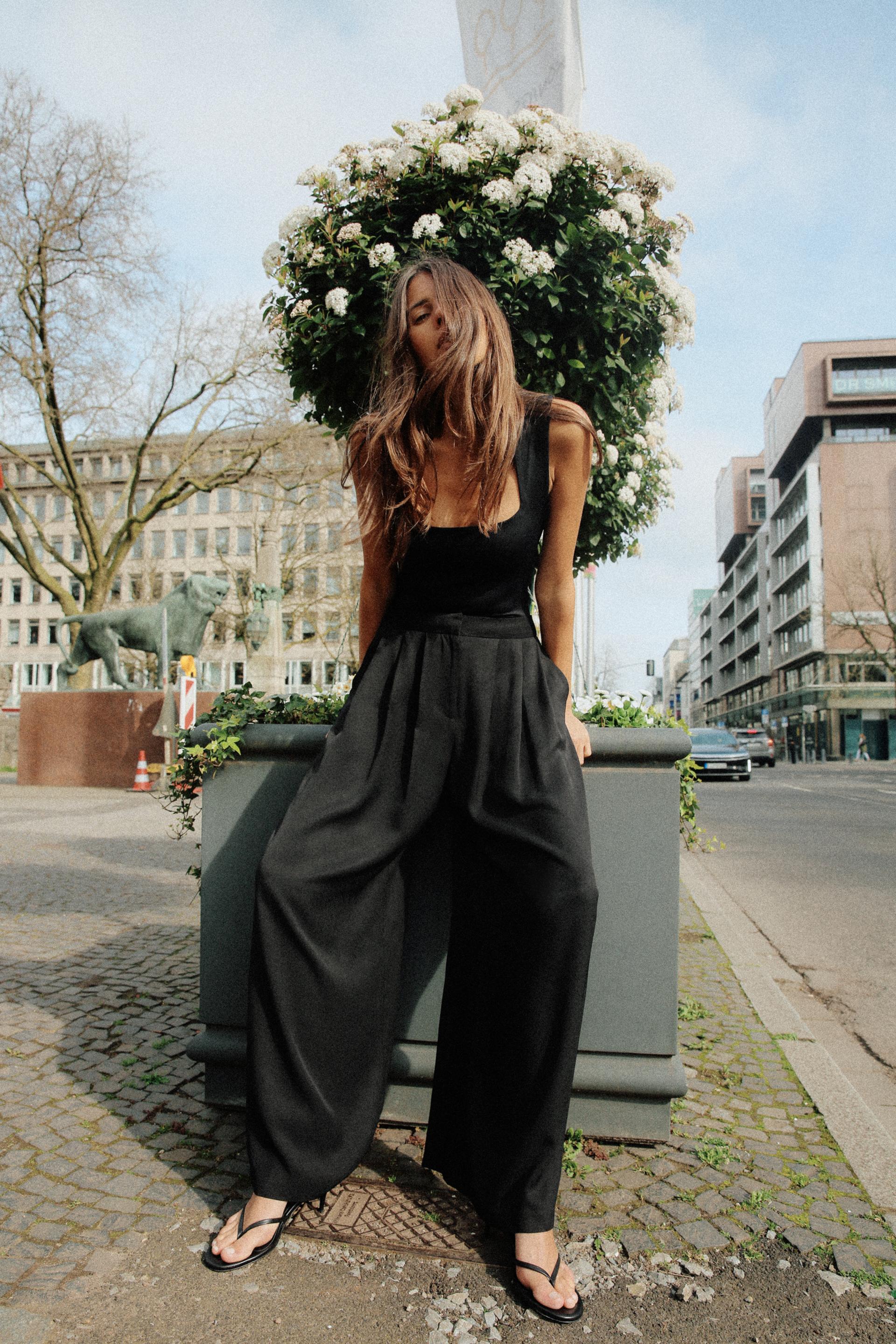DARTED WIDE-LEG TROUSERS - Black
