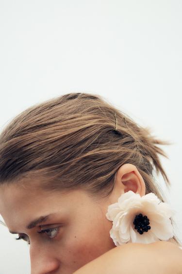 Zara WOVEN FLOWER BEADED EARRINGS - Ecru
