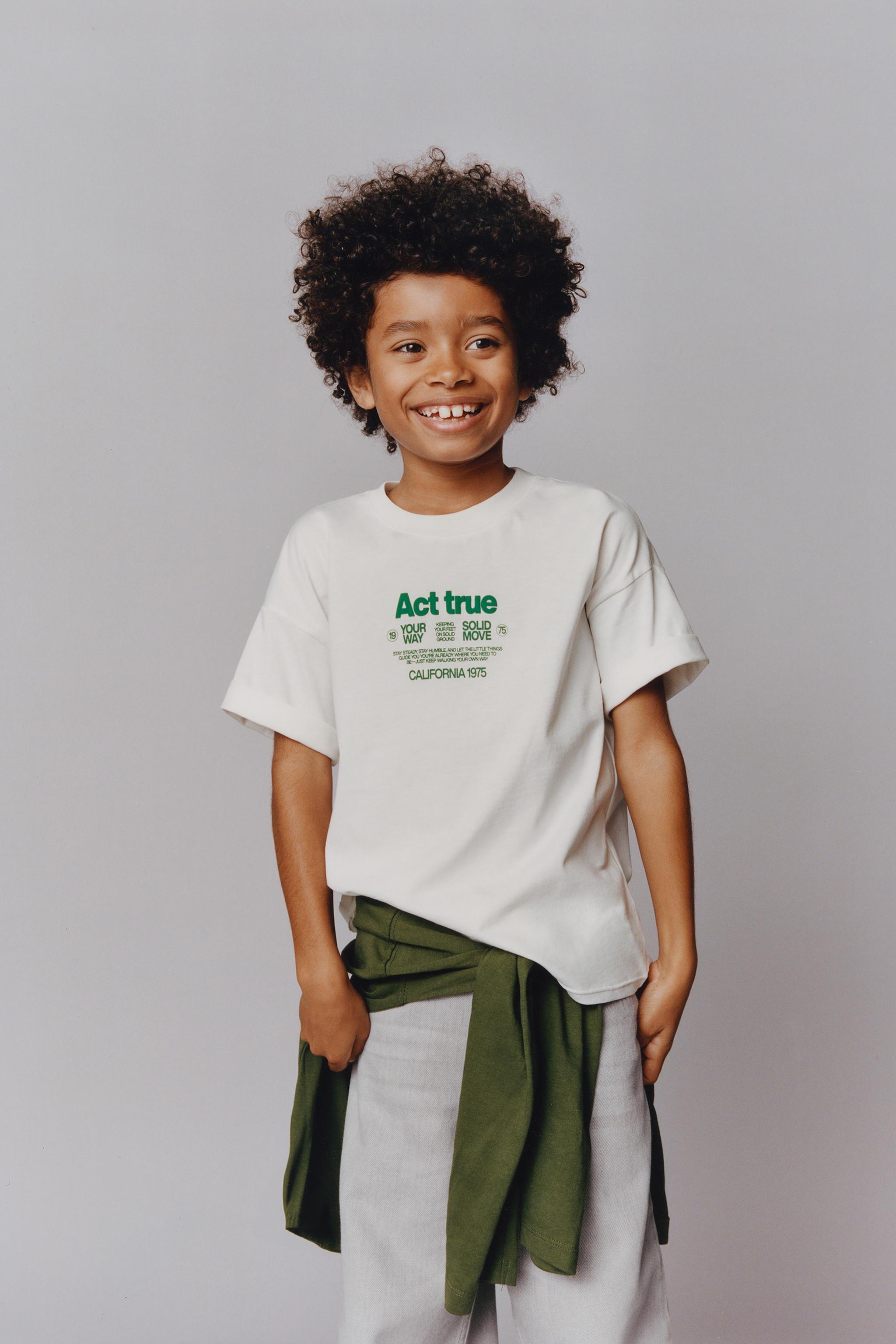 T-SHIRT AVEC INSCRIPTION EN RELIEF
