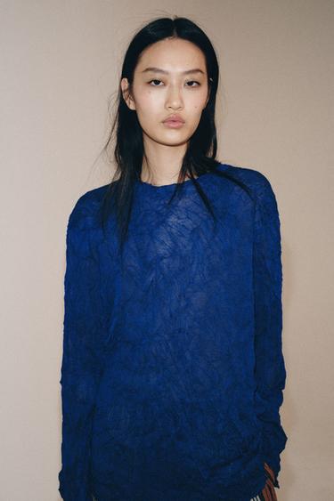 CRUMPLED EFFECT KNIT JUMPER - Cornflower blue by Zara
