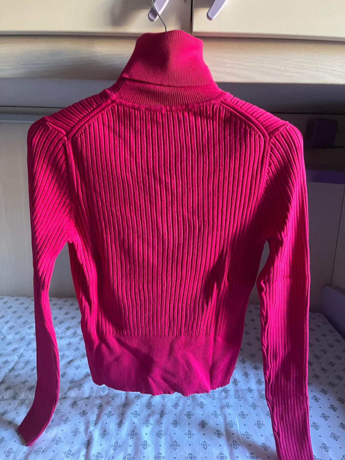 MAGLIONE A COLLO ALTO A COSTINE FUCSIA - Image 2