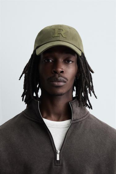 قبعة بحافة أمامية ورقعة حرف - كاكي الخاص بـ Zara - صورة 0