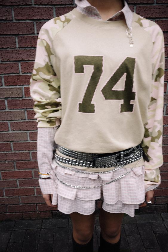 PLAYERA MANGA RANGLAN ESTAMPADA - Khaki de Zara - Imagen 0