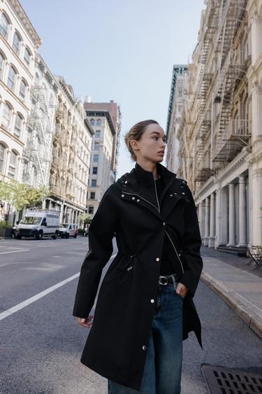 جاكيت بغطاء رأس بخصر قابل للتعديل - أسود الخاص بـ Zara