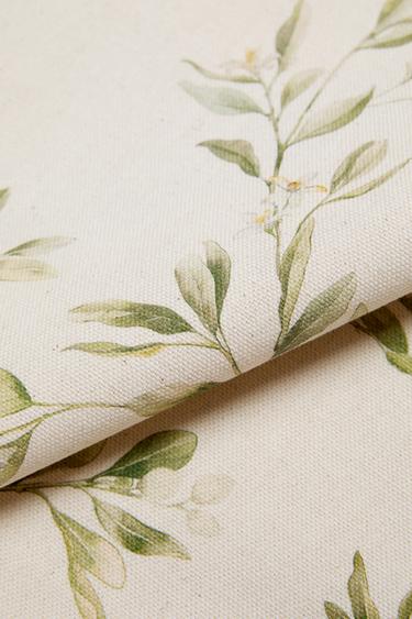 LOT DE 2 SERVIETTES DE TABLE IMPRIMÉ BRANCHES ET FLEURS - Verts de Zara - Image 3