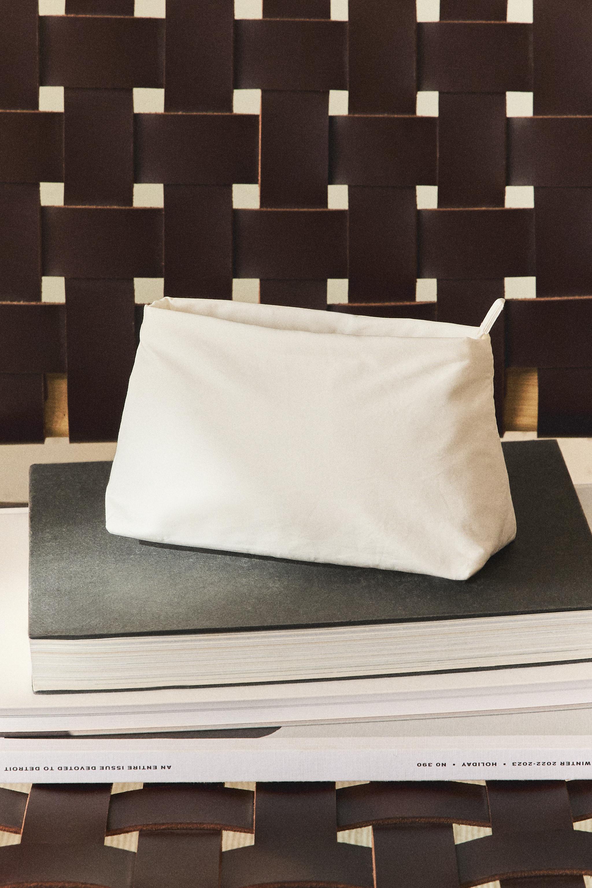 TECHNICAL FABRIC TOILETRY BAG