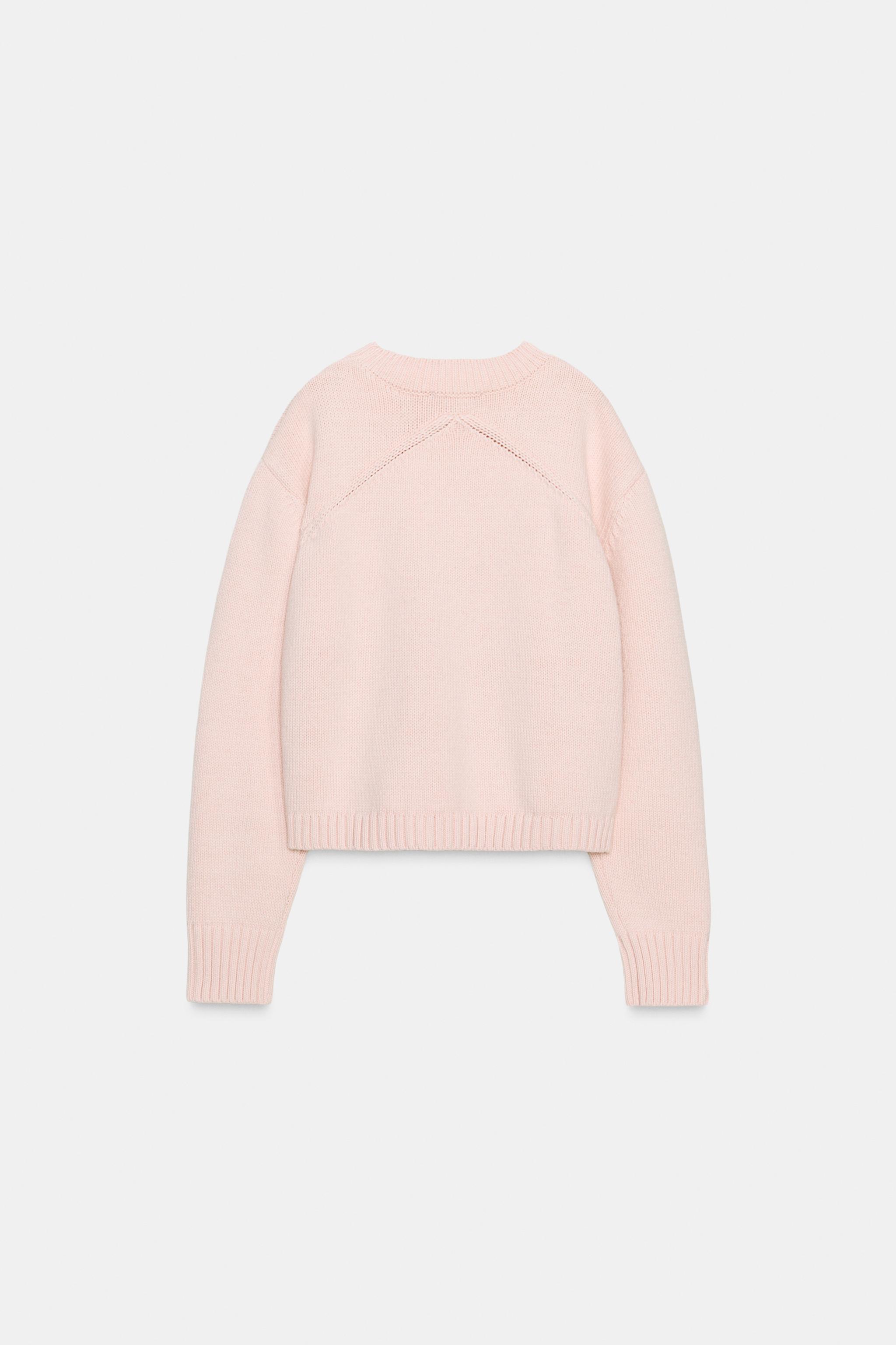 PULL EN MAILLE AVEC DÉTAIL AU DOS
