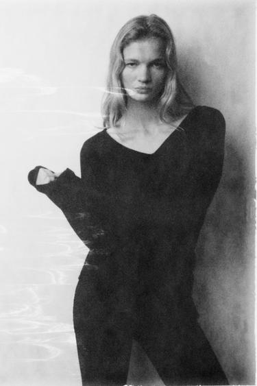 CAMISETA COMBINADA ENCAJE - Negro de Zara