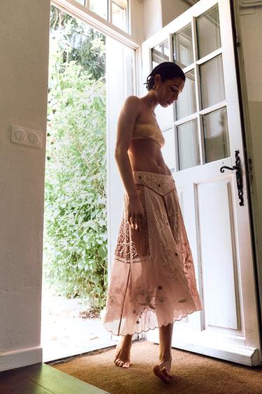 JUPE MI-LONGUE À BRODERIES FLEURS ET PERLES - Rose de Zara