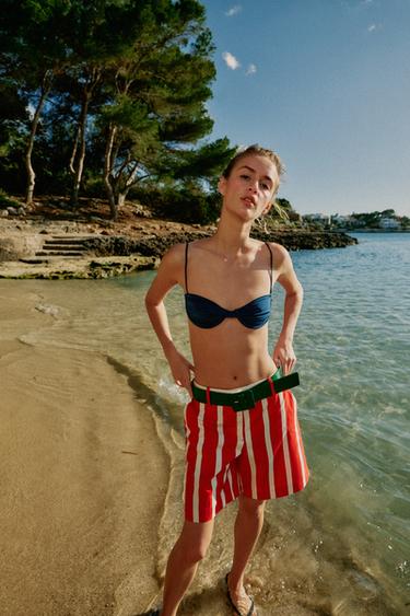 SHORT À RAYURES AVEC CEINTURE - Écru / Rouge de Zara - Image 2