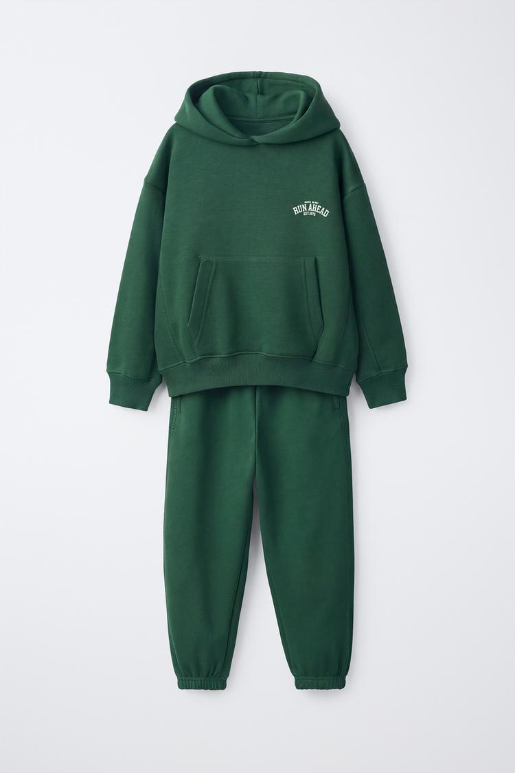 Conjunto sudadera capucha y pantalón texto varsity