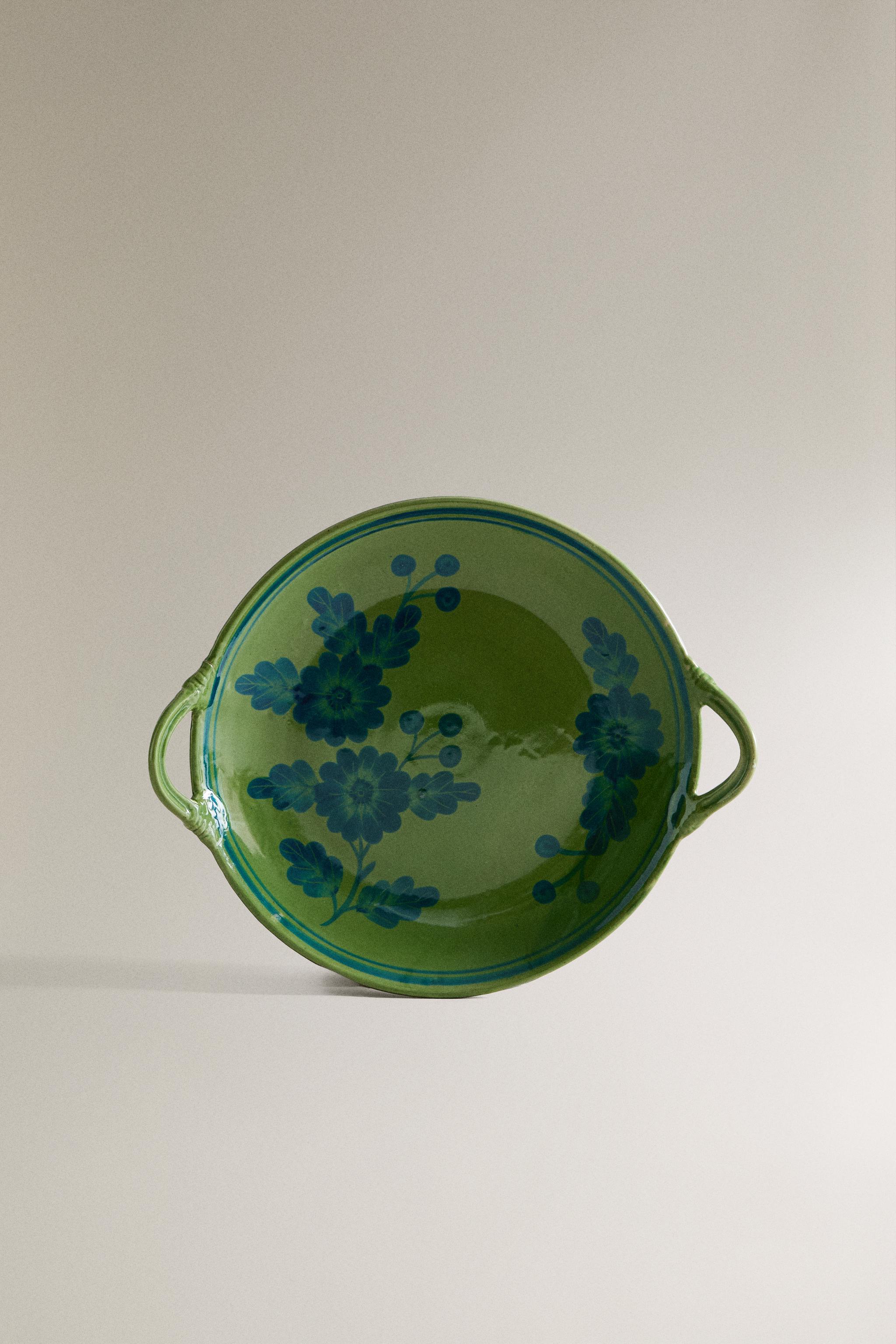 ROUND STONEWARE SERVING DISH WITH FLORAL MOTIFS