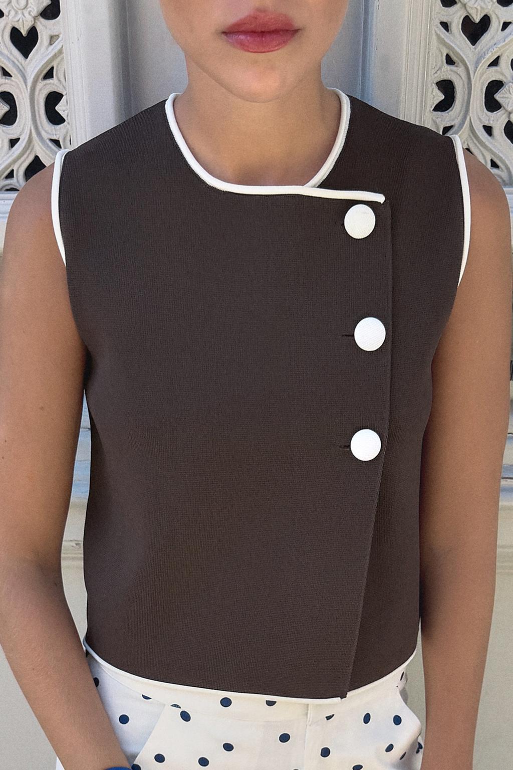 CONTRAST BUTTON KNIT TOP