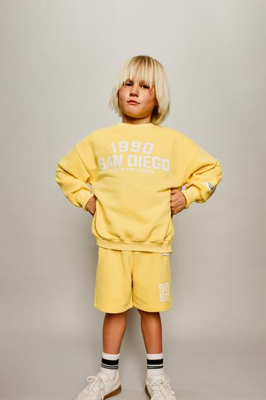 BERMUDA JOGGING ETIQUETA - Amarillo de Zara