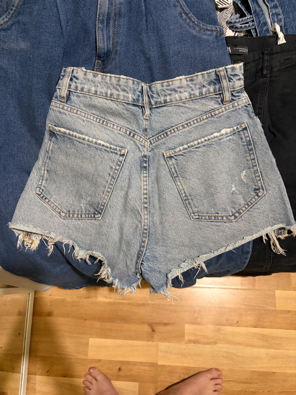 HI-RISE RIPPED DENIM SHORTS - Image 2