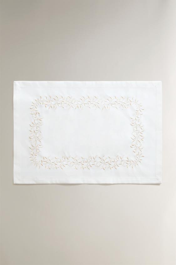 PACK OF EMBROIDERED SATIN NAPKINS (PACK OF 2) - خَام الخاص بـ Zara - صورة 0