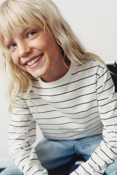 تيشرت بيزك مخطط - خطوط الخاص بـ Zara