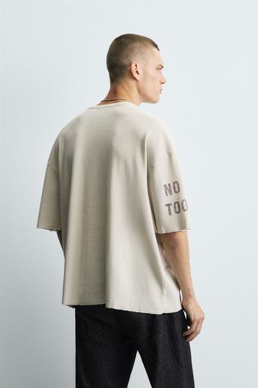 T-SHIRT EN MAILLE IMPRIMÉ DÉLAVÉ - Écru moyen de Zara - Image 2