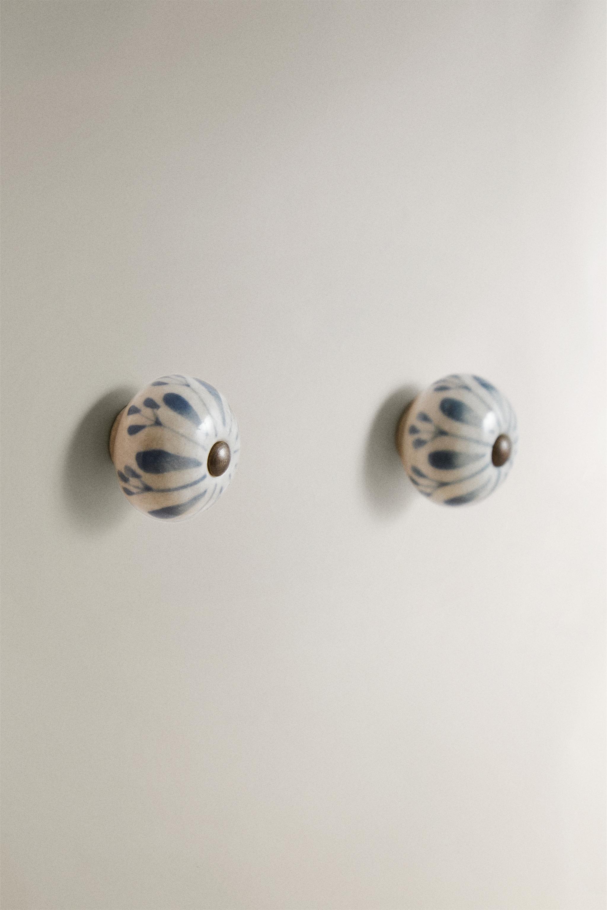 SET OF CERAMIC FLOWER KNOBS (SET OF 2) — Light blue