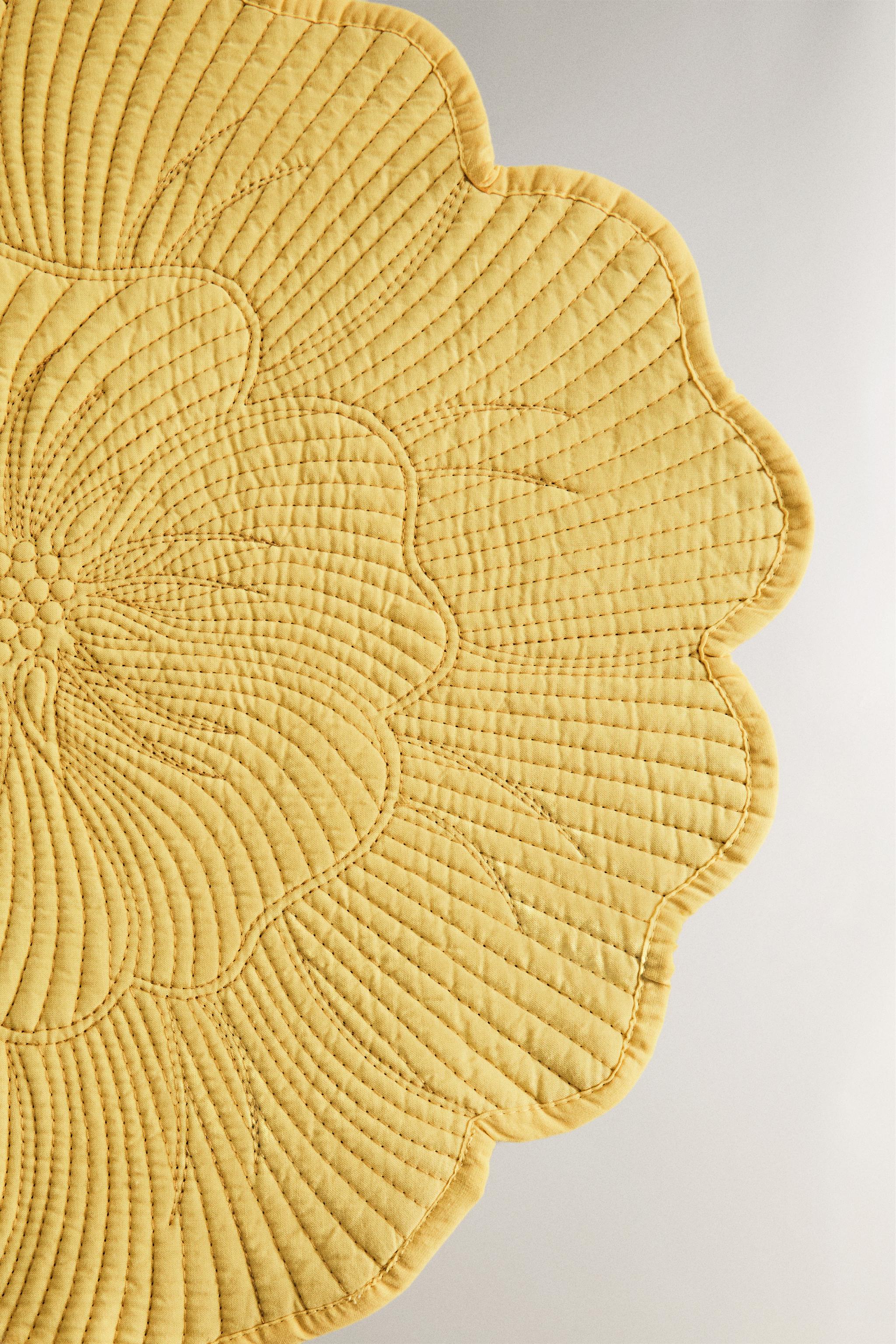 QUILTED FLORAL PLACEMAT — Yellow
