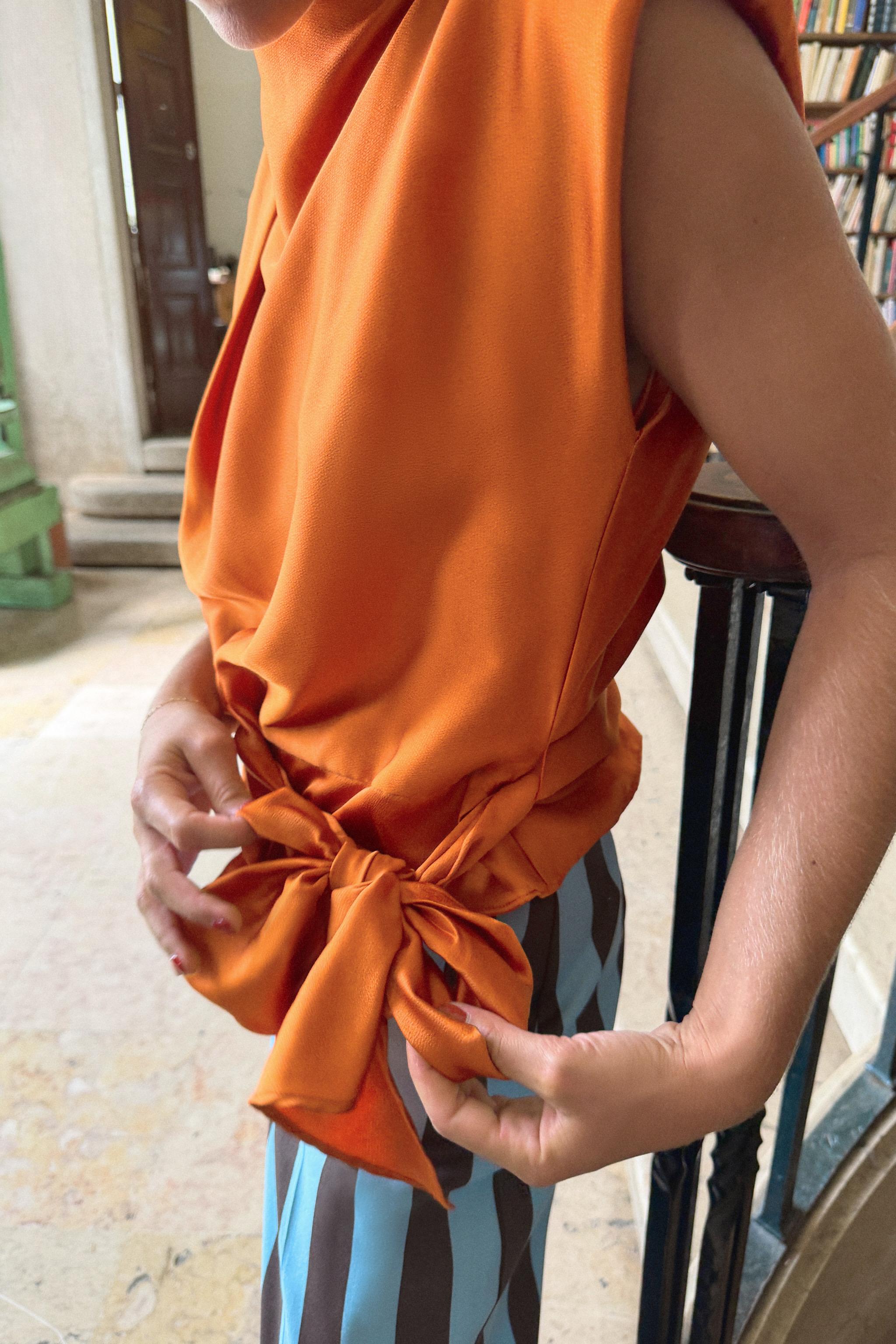 KNOTTED SHOULDER PAD SATIN EFFECT TOP — Burnt orange