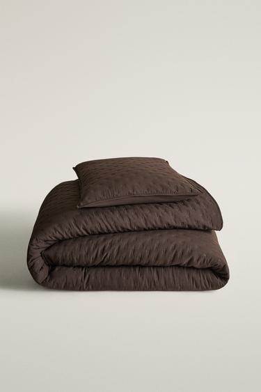 SOLID COLOUR RAISED-DOT QUILT - Dark brown by Zara