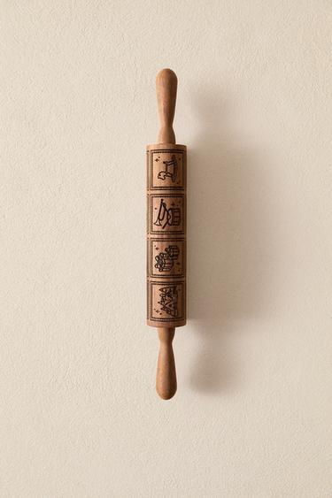 ACACIA WOOD ROLLING PIN WITH RAISED CHRISTMAS DESIGNS - Light beige by Zara