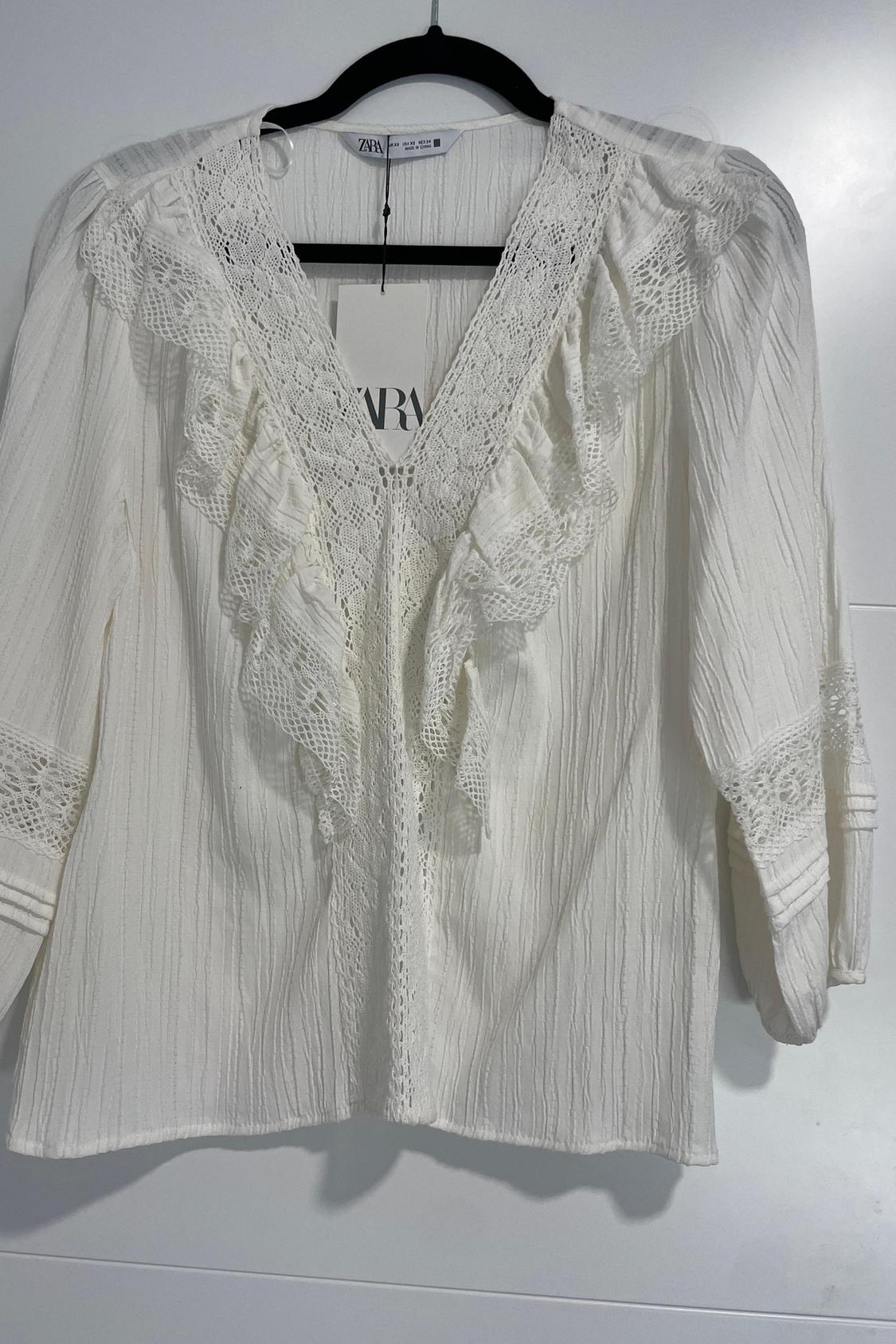 LACE BLOUSE WITH RUFFLE TRIMS
