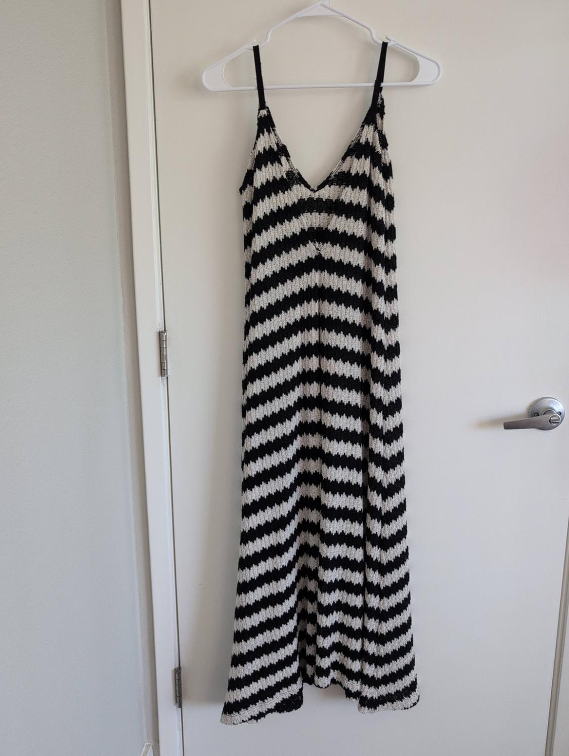 Cotton blend dress. V-neckline and wide straps. A-line silhouette. - Image 4