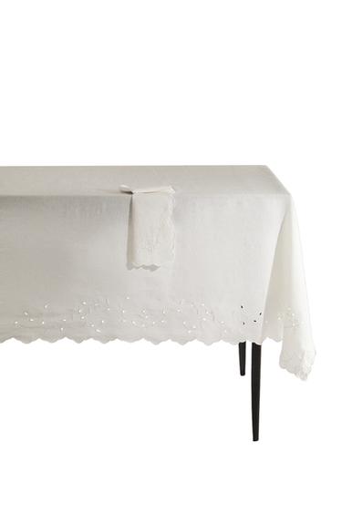 FLORAL EMBROIDERED LINEN TABLECLOTH - أبيض الخاص بـ Zara