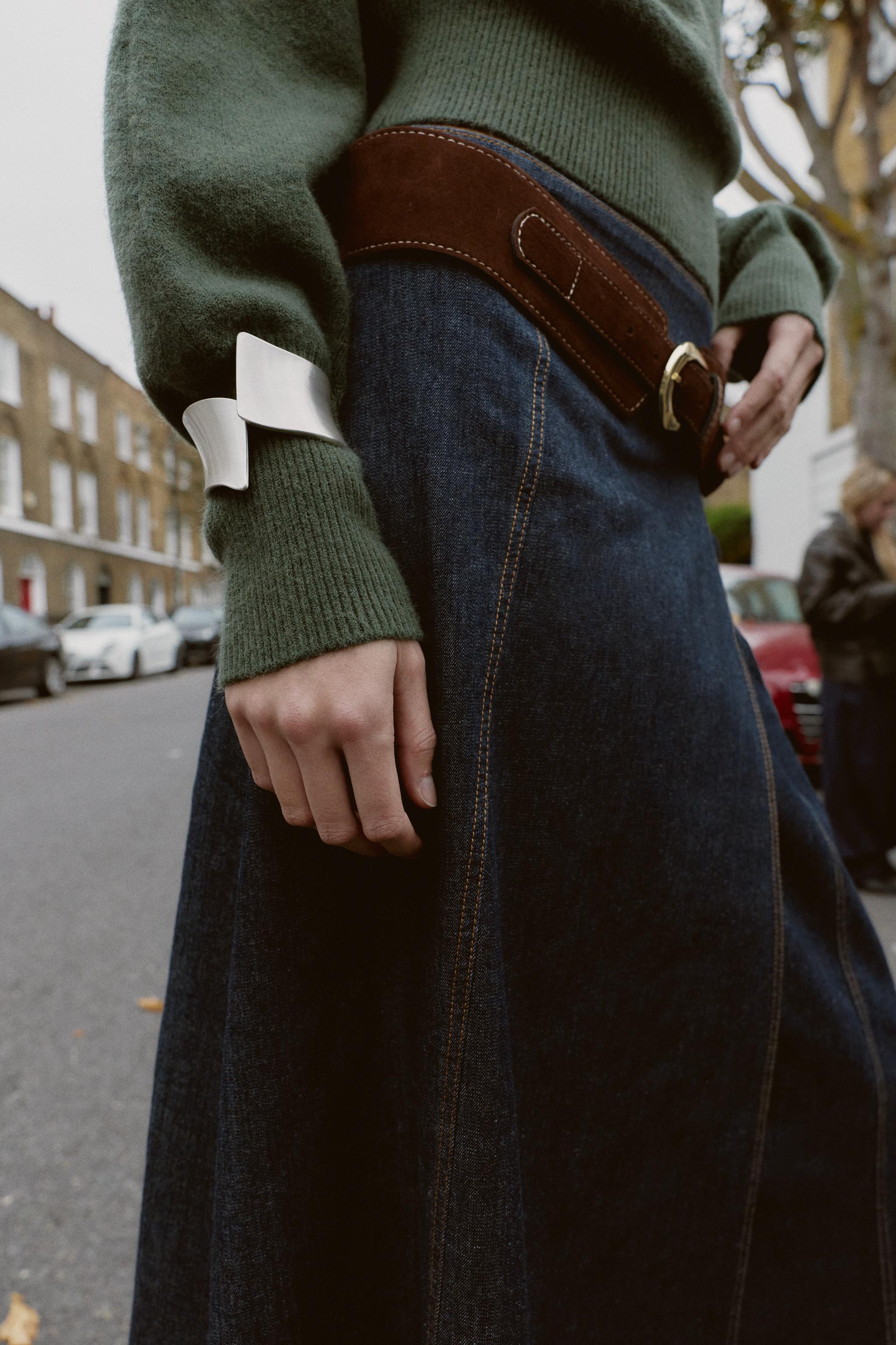 PULL EN MAILLE ASYMÉTRIQUE AVEC BRACELET