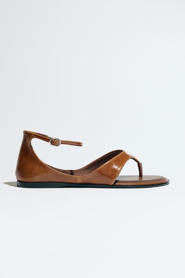 SANDALIA DEDO PIEL - Marrón de Zara
