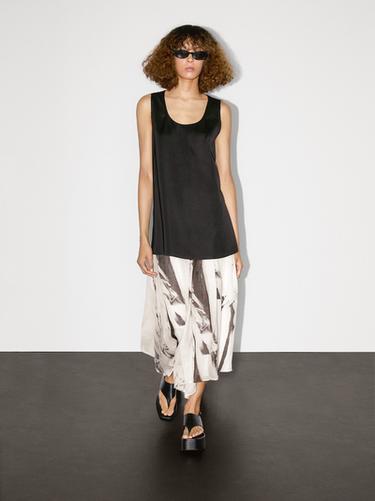 Blusa satinada larga sin mangas - Negro de Zara