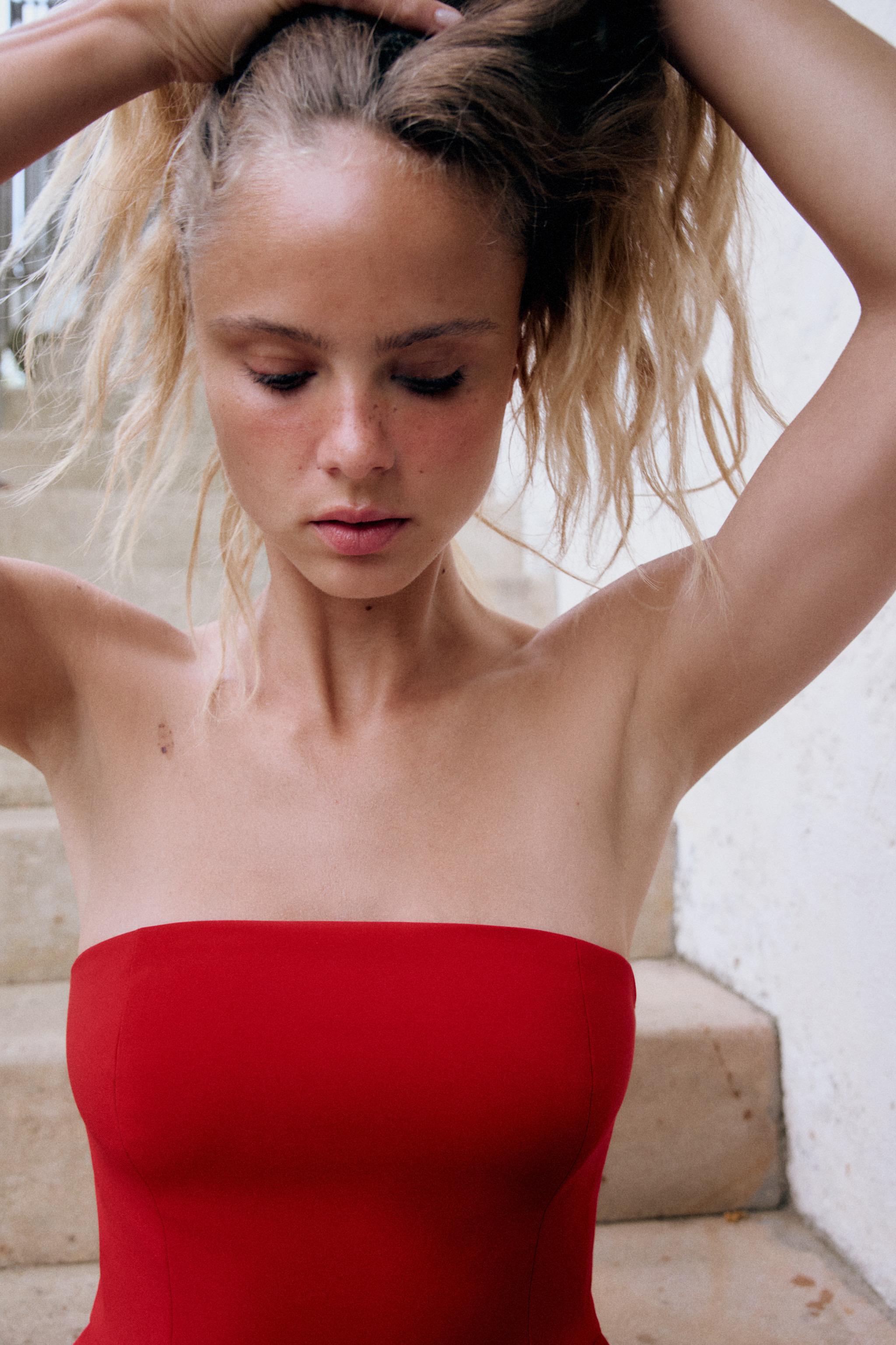 STRAPLESS PEPLUM TOP — Intense red