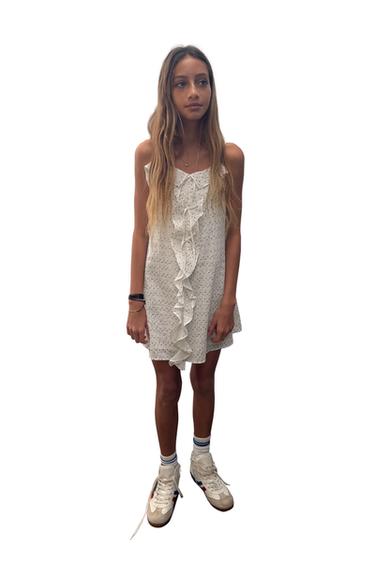 فستان ترتر بفريل - أبيض مكسور الخاص بـ Zara