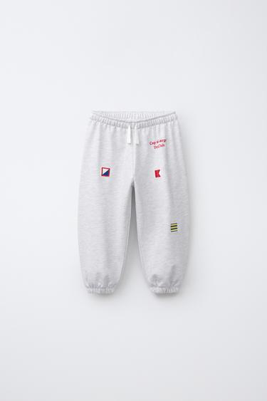 Zara SPORTSKE PANTALONE SA VEZENIM ZASTAVICAMA – sivi lapor