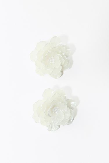 BOUCLES D'OREILLES FLEUR RELIEF - Écru de Zara