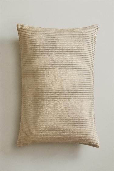 SILK CUSHION COVER - أبيض مكسور الخاص بـ Zara