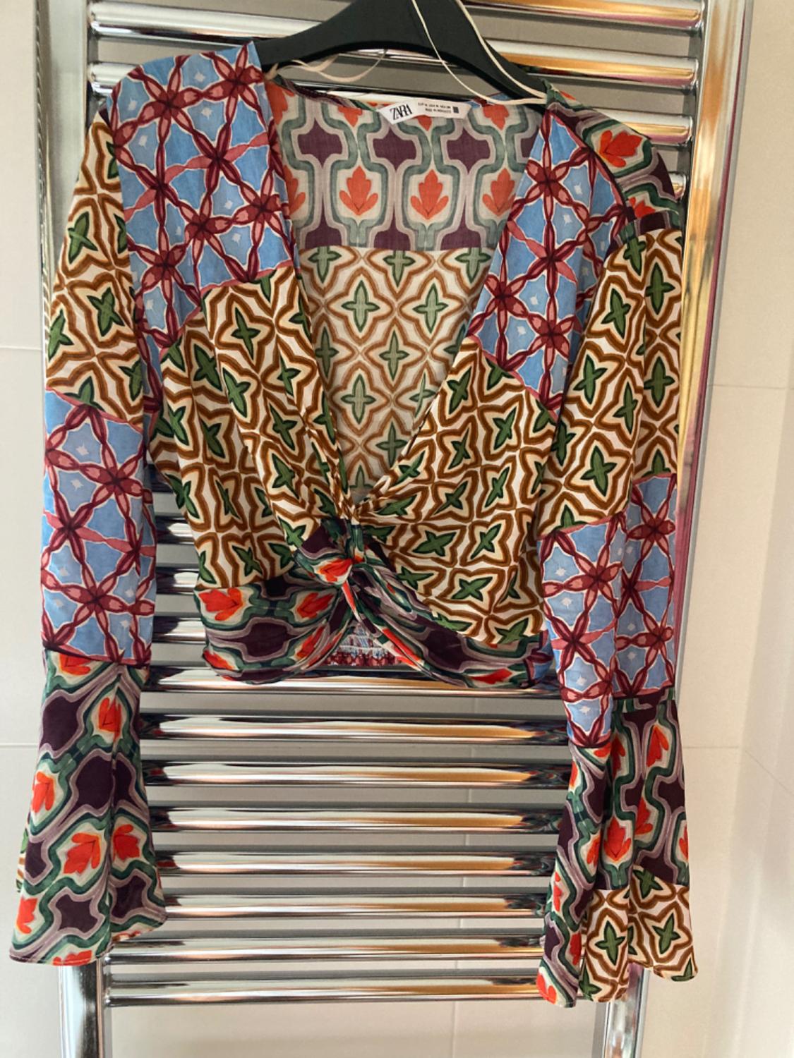 CROP TOP WITH KNOT AND FLARED SLEEVES - Image 2