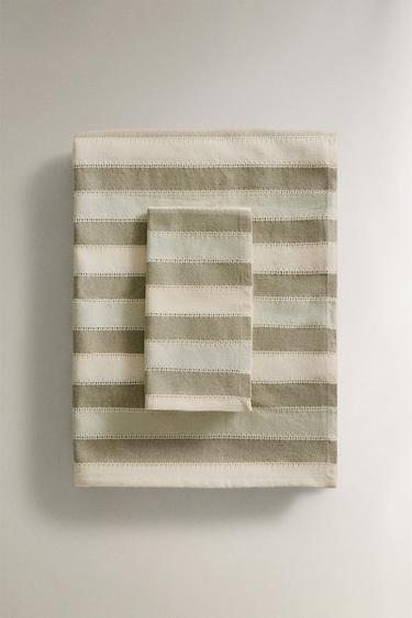 フリンジとエンブロイダリーのテーブルクロスグリーンZaraのフリンジとエンブロイダリーのテーブルクロス - グリーン 