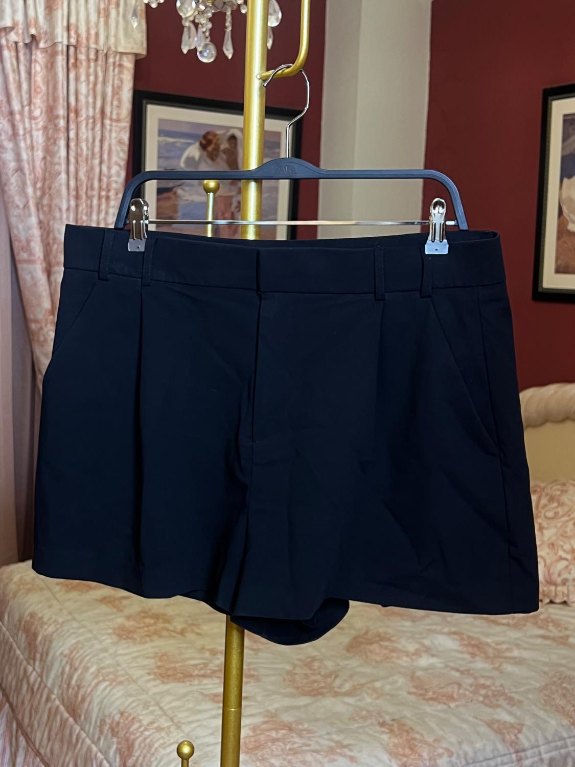 PLEATED BERMUDA SHORTS - Image 2