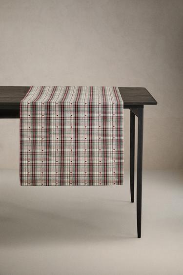 DYED THREAD CHRISTMAS HEART TABLE RUNNER - أحمر الخاص بـ Zara