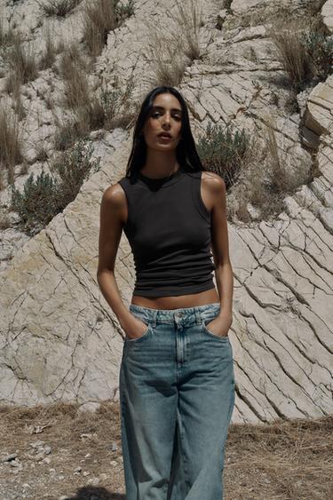 تيشرت RIB دون أكمام - فحمي الخاص بـ Zara